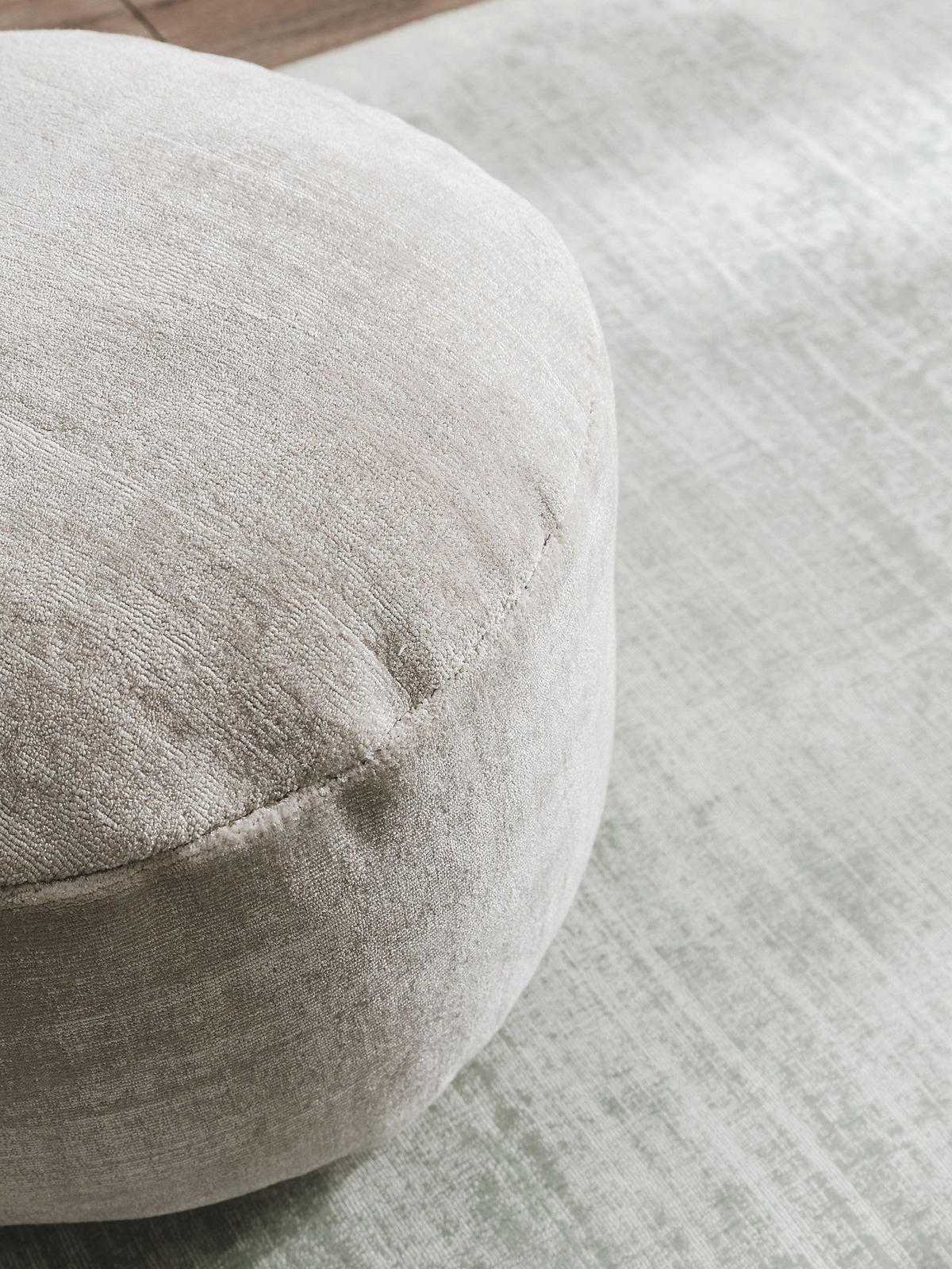 POUF Nova Hellgrau 55x55x30 cm - Hellgrau, Textil (55/30/55cm) - benuta Pure