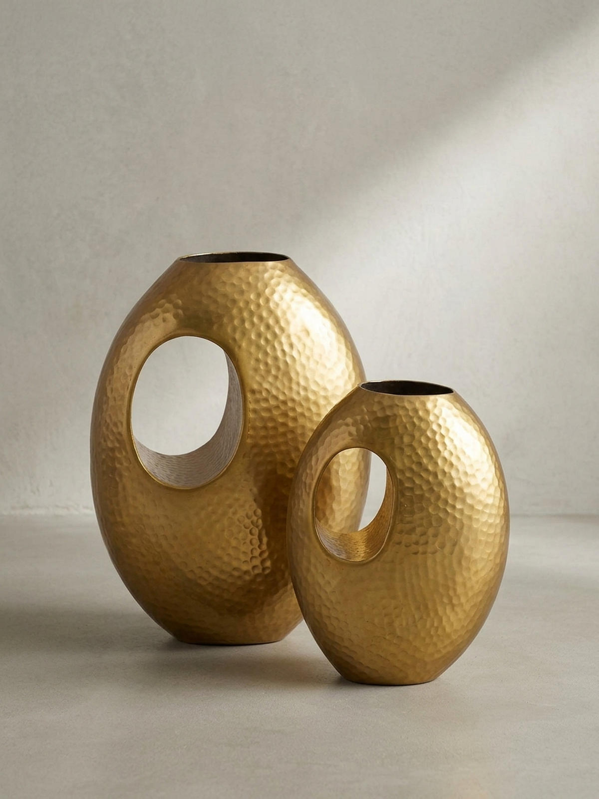 VASE 2er Set Aluminium mit Tragegriff Hammerschlag Modern Handgefertigt, Gold 29x17x39 cm - Goldfarben, Metall (39cm) - KADIMA DESIGN
