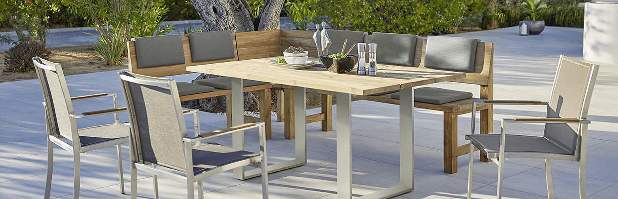 Balkon oder Garten einrichten mit verschiedenen Möbeln