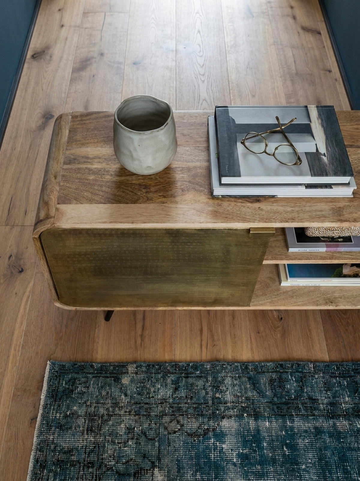 LOWBOARD Mango Massivholz Modern Stil 160x55x41 cm mit punzierten Türen - Schwarz/Braun, Holz/Metall (160/55/41cm) - KADIMA DESIGN