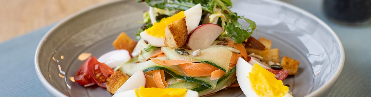 XXXLecker-Fruehlingssalat-mit-wachsweichem-Ei-und-Laugencroutons
