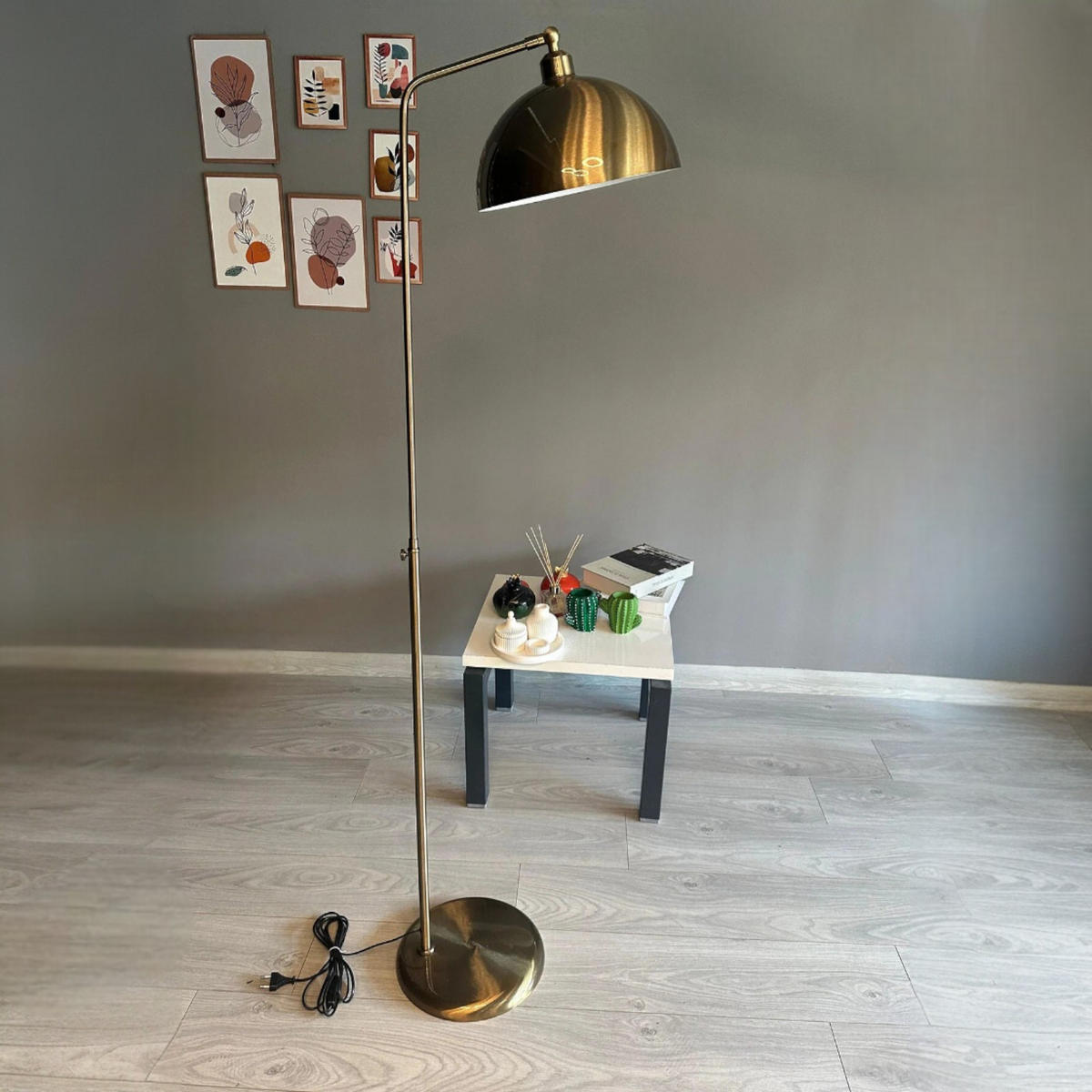 STEHLAMPE Norek aus Metall mit E27, verstellbarer Lampenschirm - Messingfarben, Metall (37/37/169cm) - Bamyum