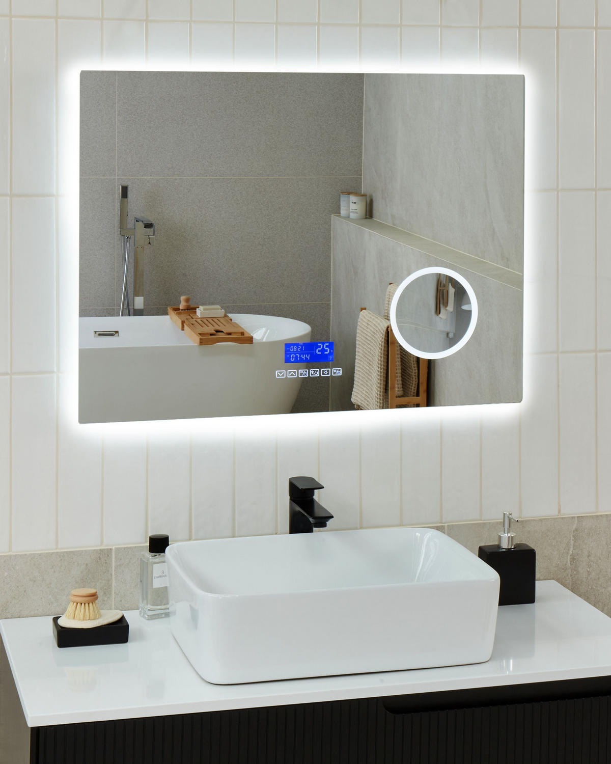 OGLINDĂ DE BAIE CU LED 80/60 cm argintie Montaron - argintiu, sticlă (80/60/4cm) - Beliani
