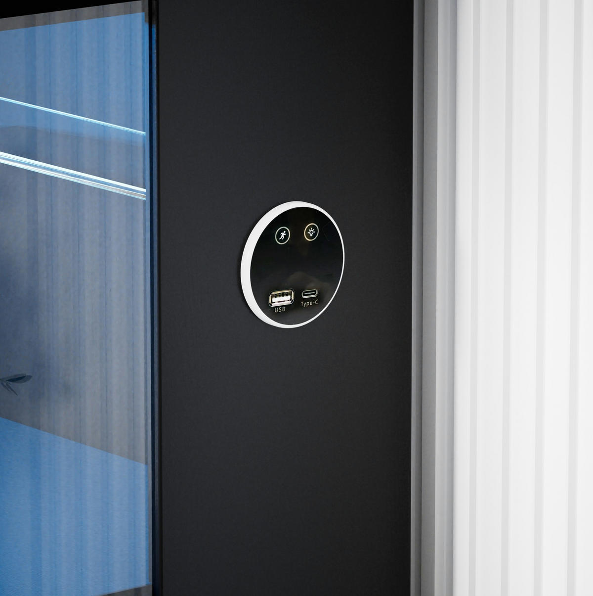 VITRINE 80/35/165 cm in Schwarz mit LED-Beleuchtung und USB- und Type-C-Anschlüssen - Schwarz, Glas (80/165/35cm) - Flora Grace