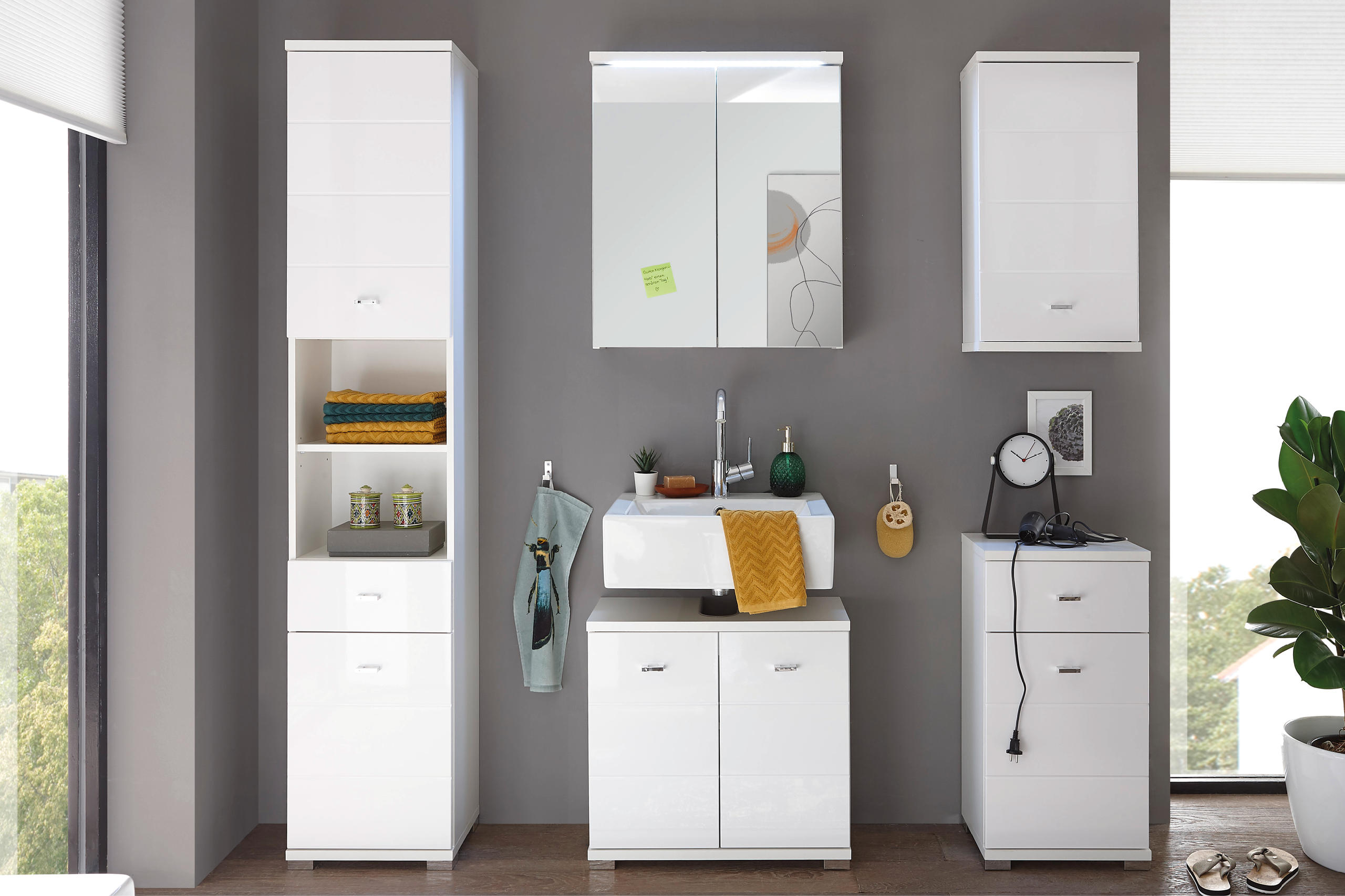 Bílá skříňka do koupelny