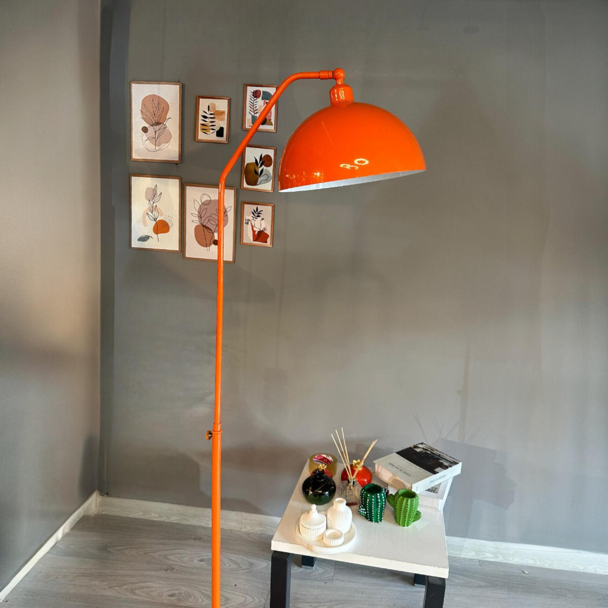STEHLAMPE Helvik aus Metall mit E27, verstellbarer Lampenschirm - Orange, Metall (37/37/170cm) - Bamyum