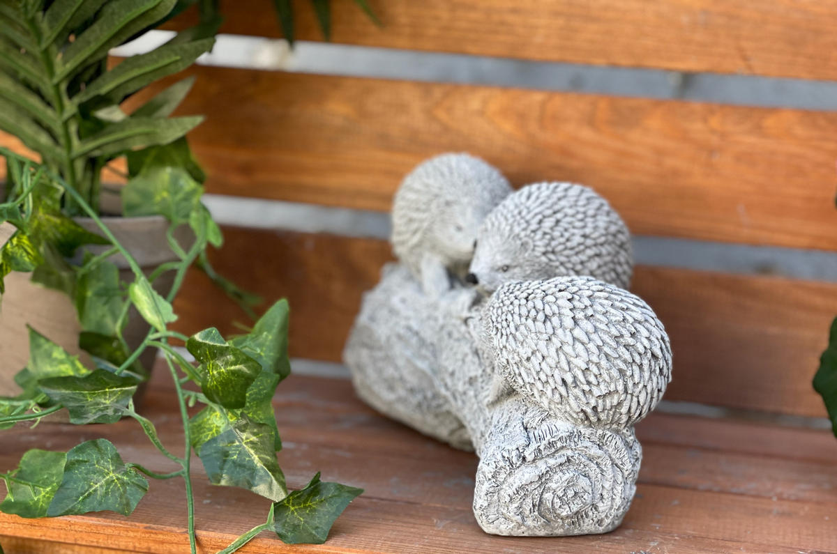 STEINFIGUR 3 Igel auf Baustamm frostfest Steinguss massiv - Grau, Stein (21/12/7cm) - stoneandstyle