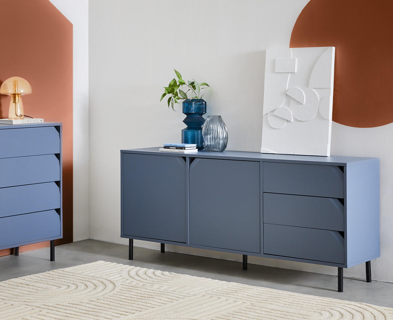 KOMMODE UND SIDEBOARD IN BLAU