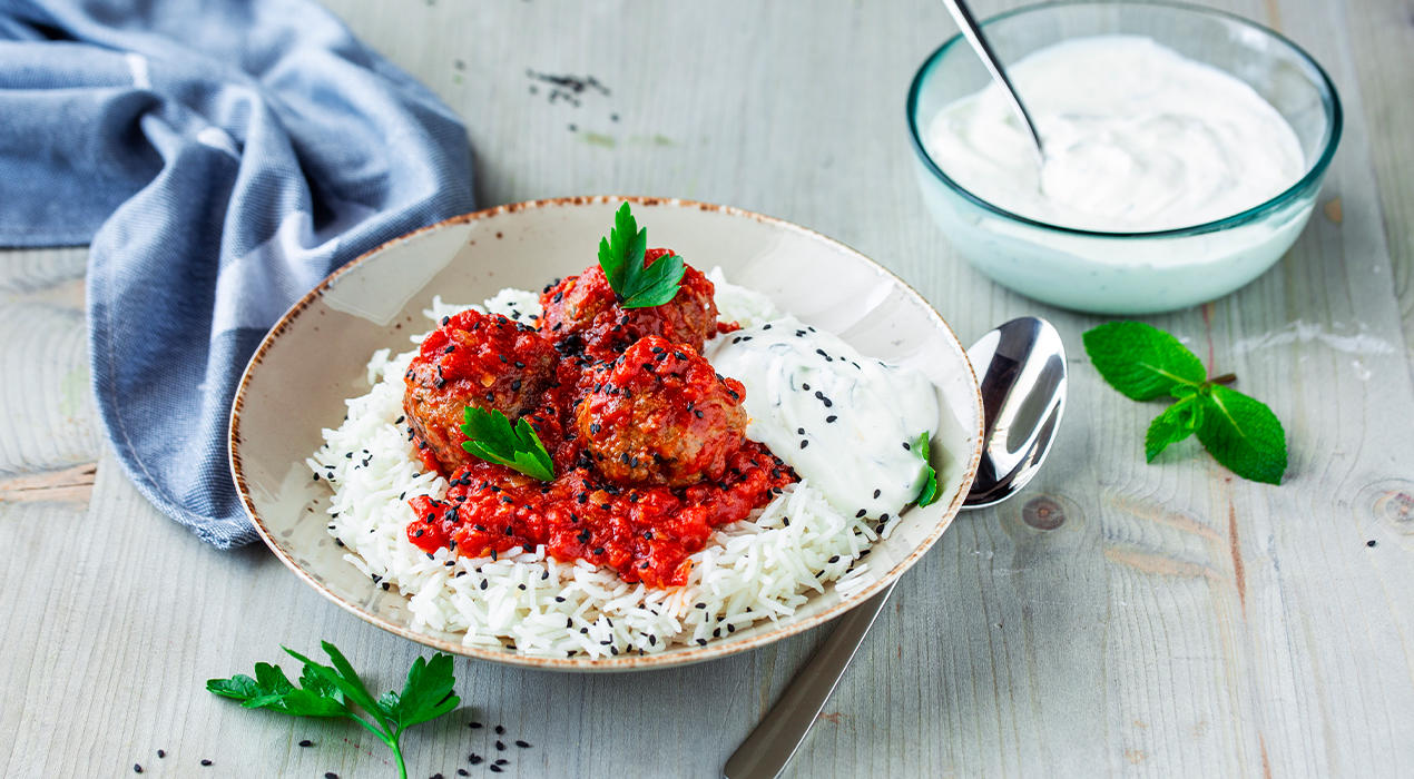 Orientalische-Hackbaellchen-mit-Datteln-Minzjoghurt-und-Reis