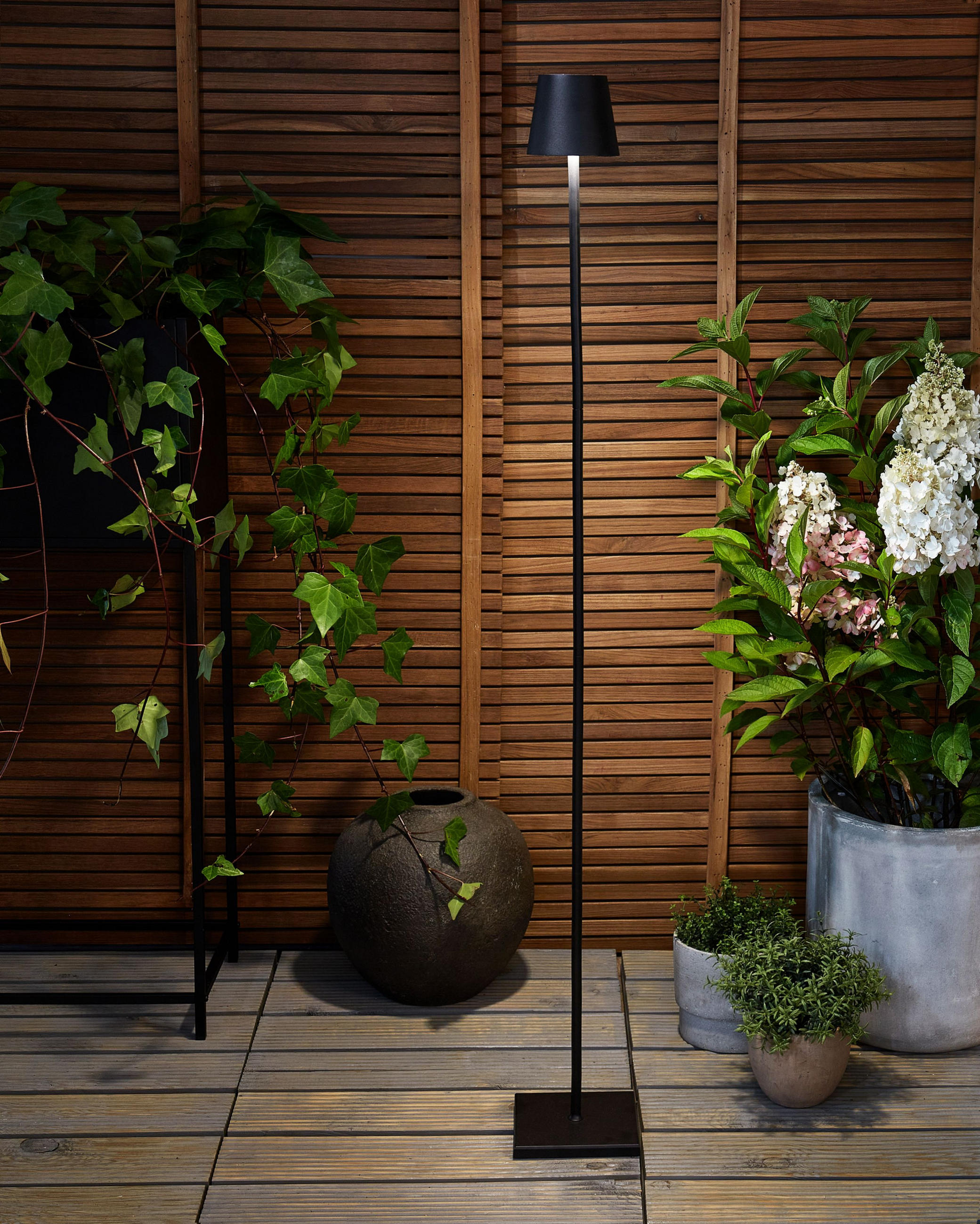 LED-STEHLEUCHTE Schwarz Gavarresa - Schwarz, Metall (15/15/131cm) - Beliani