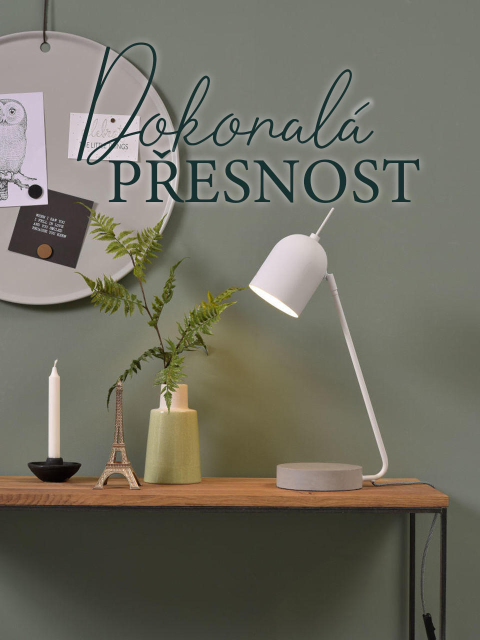 Lampa na dřevěné polici, scandi styl