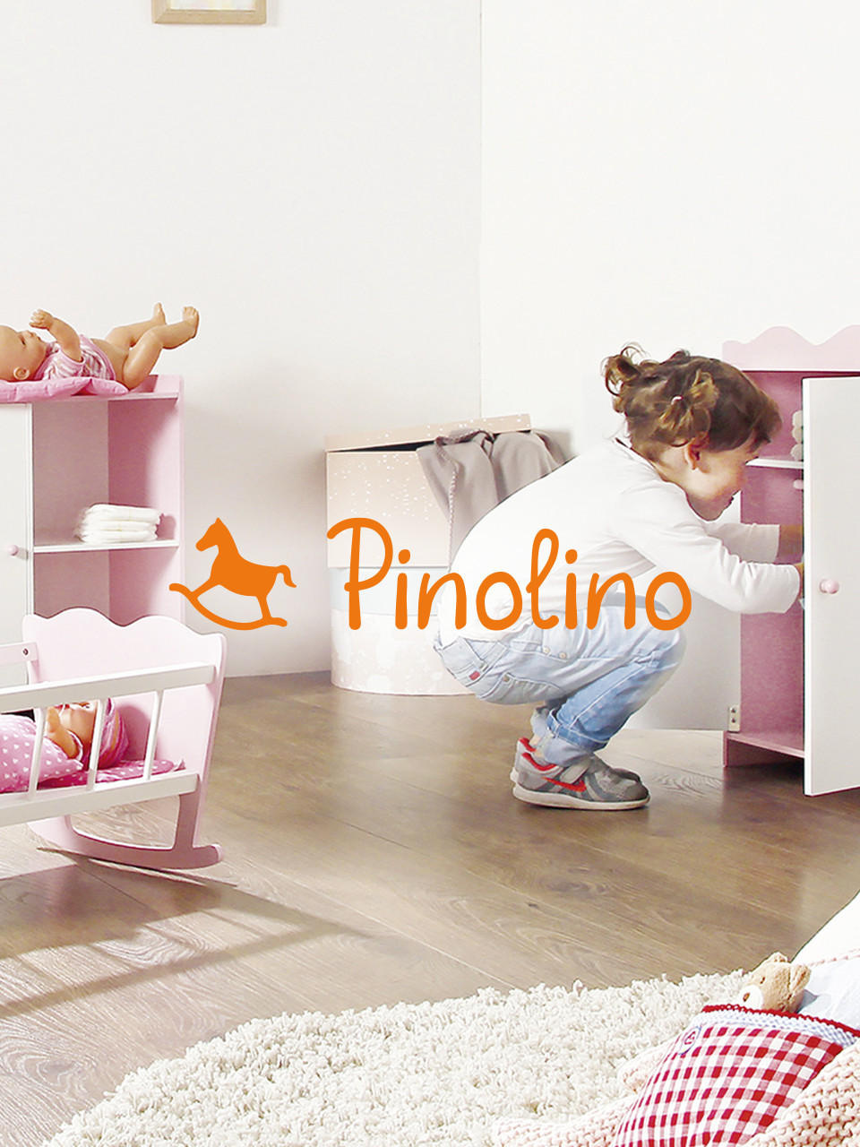 Rosa weiße Pinolino Produkte mit einem Kind