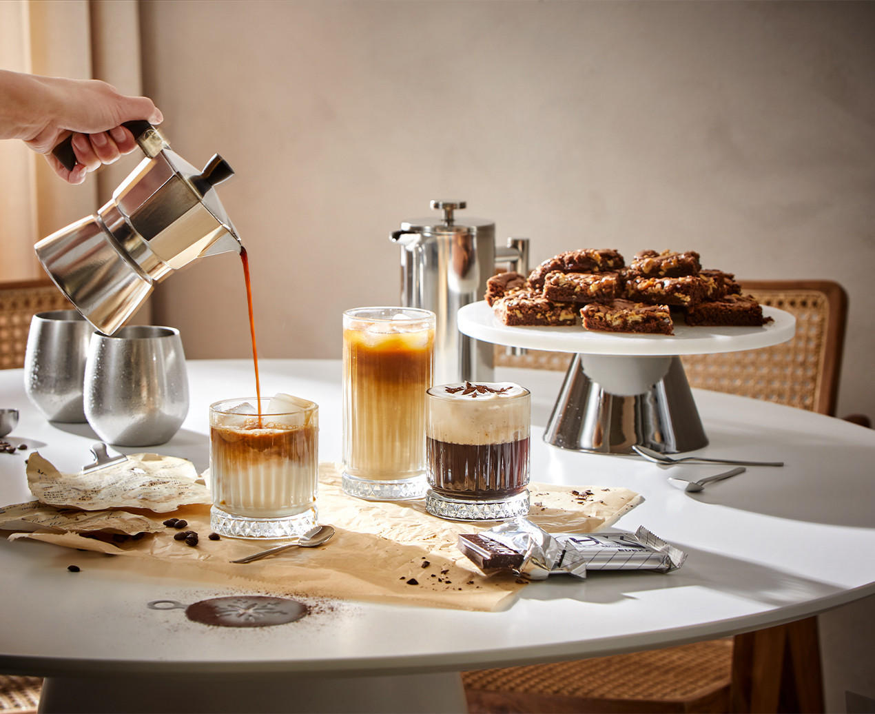 Gläser set, Kaffeebereiter und Tortenplatte