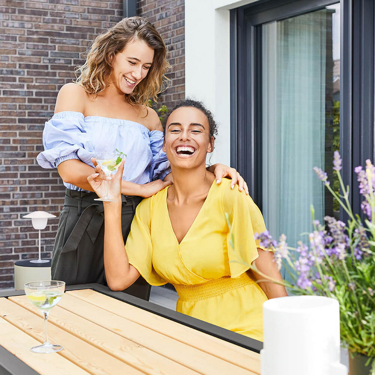 SITZGARNITUR KOBON - Farbe: Anthrazit, Ausführung: 2 x Bank + 1 x Tisch - Anthrazit/Braun, Holz/Metall - Home Deluxe