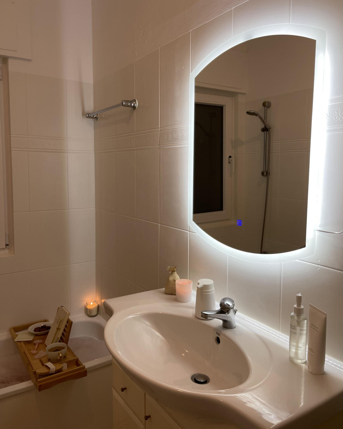 OGLINDĂ DE PERETE LED 78 cm argintie Beziers - argintiu, sticlă (78/3/58cm) - Beliani