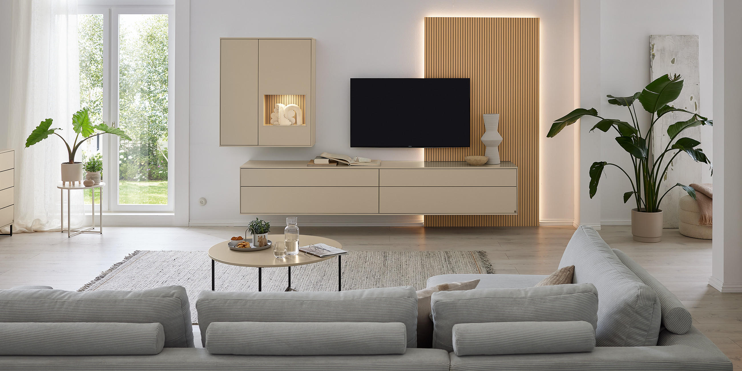Ein Wohnzimmer mit MUSTERRING Wohnwand, Wohnlandschaft und mehr