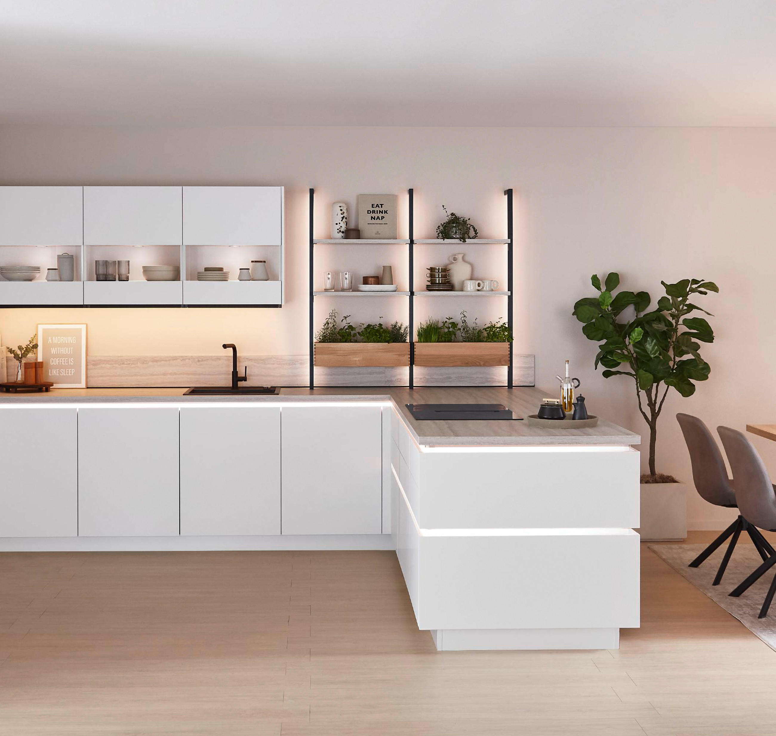 Grifflose Küche in weiß und indirekter Beleuchtung und moderne Deckenleuchte über Esstisch.