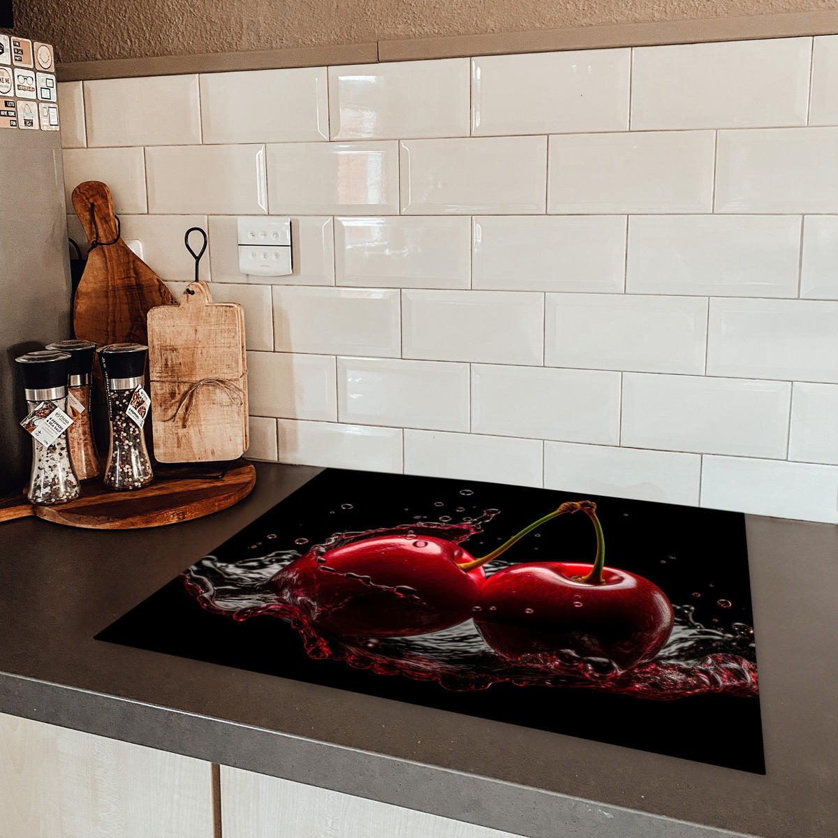 HERDABDECKPLATTE Kirsche - Rot - Frucht - Wasser - Schwarz Herdabdeckung Induktionsfeld 65x52 cm - Kirschrot, Kunststoff (65/52/0.2cm) - MuchoWow