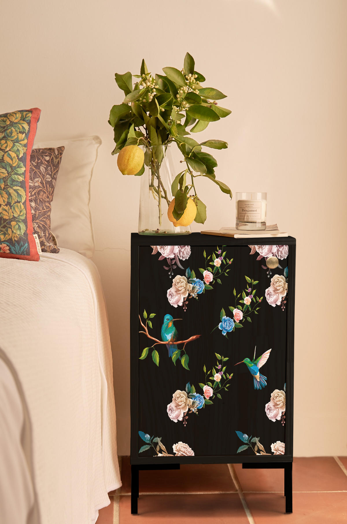 NACHTTISCH aus MDF mit Blumenmuster auf schwarzem Hintergrund COLIBRI - Schwarz/Rosa, Holzwerkstoff (30/65/40cm) - RNT By Really Nice Things