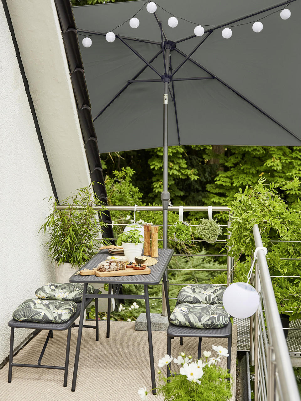 Kleiner Balkon Ideen: Gestaltung mit Pflanzen, Sonnenschutz & mehr