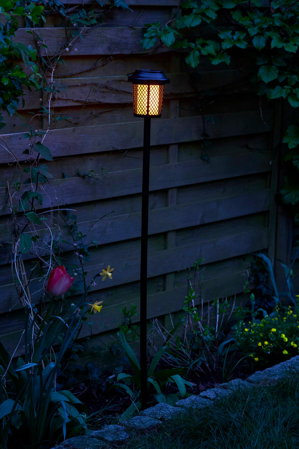 SOLAR-GARTENLEUCHTE-TISCHLAMPE - 2-in-1 mit Dämmerungssensor und Flammeneffekt für Innen und Außen, 120cm hoch, 8h Laufzeit, schwarz - Schwarz, Kunststoff (12/120/12cm) - Northpoint