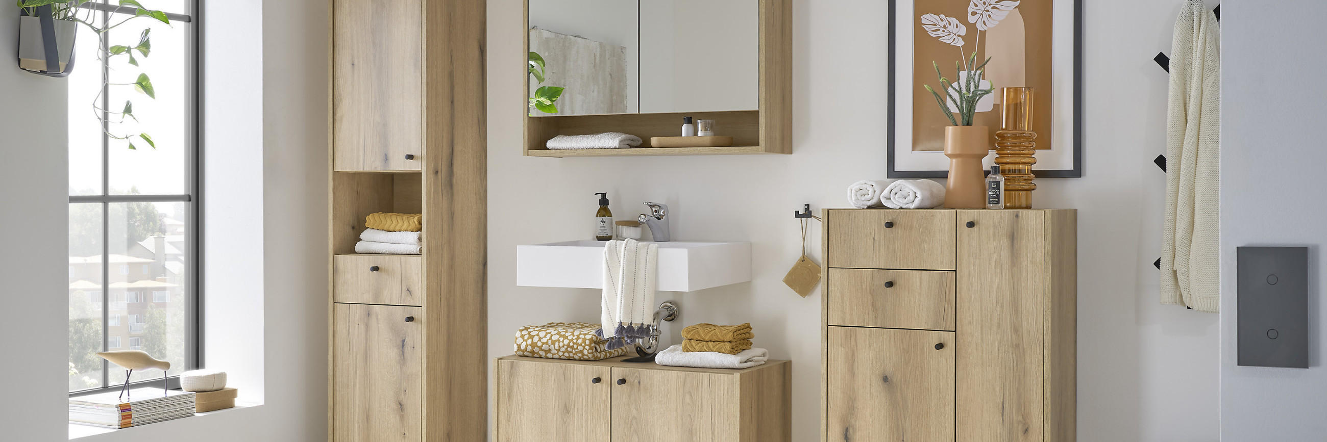 Helles Badezimmerset aus Holz mit Spiegelschrank