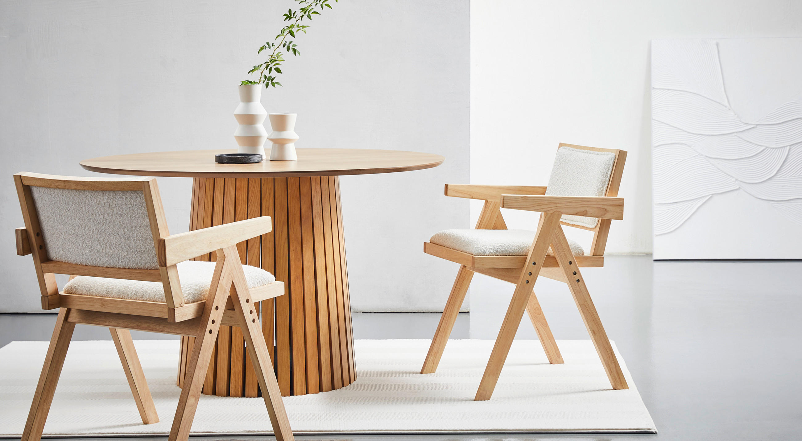 Esszimmer mit rundem Tisch aus Holz und Stühlen