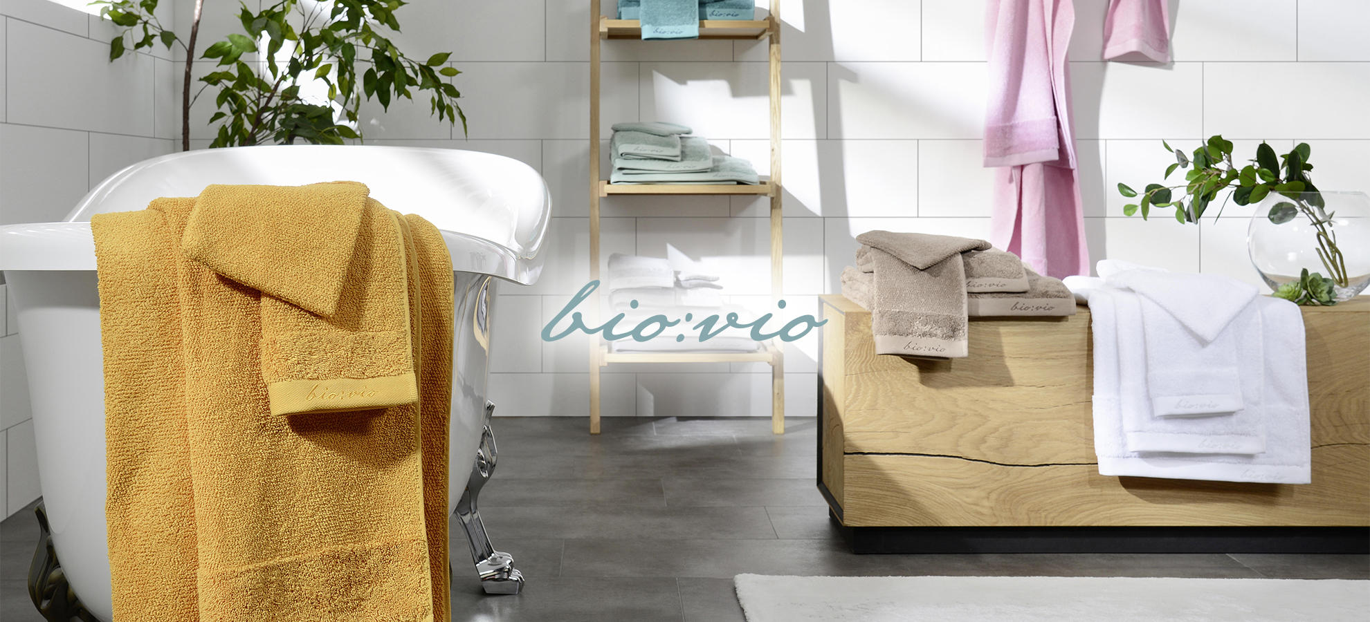 Handtücher in verschiedenen Farben im Badezimmer von BIO:VIO