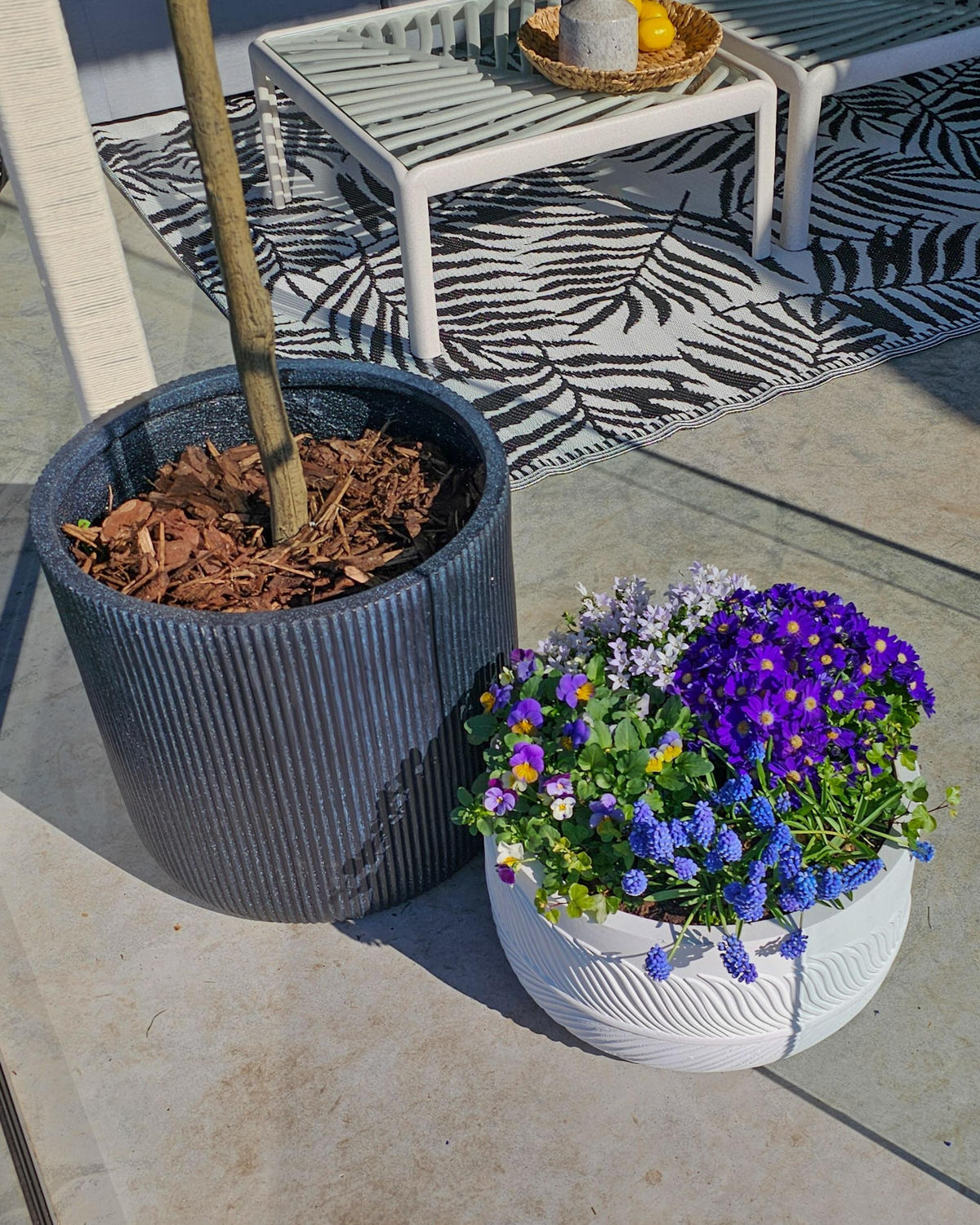 KVĚTINÁČ grafitově šedý kulatý 45/45/45 cm Oreoi - šedá, přírodní materiály (45cm) - Beliani