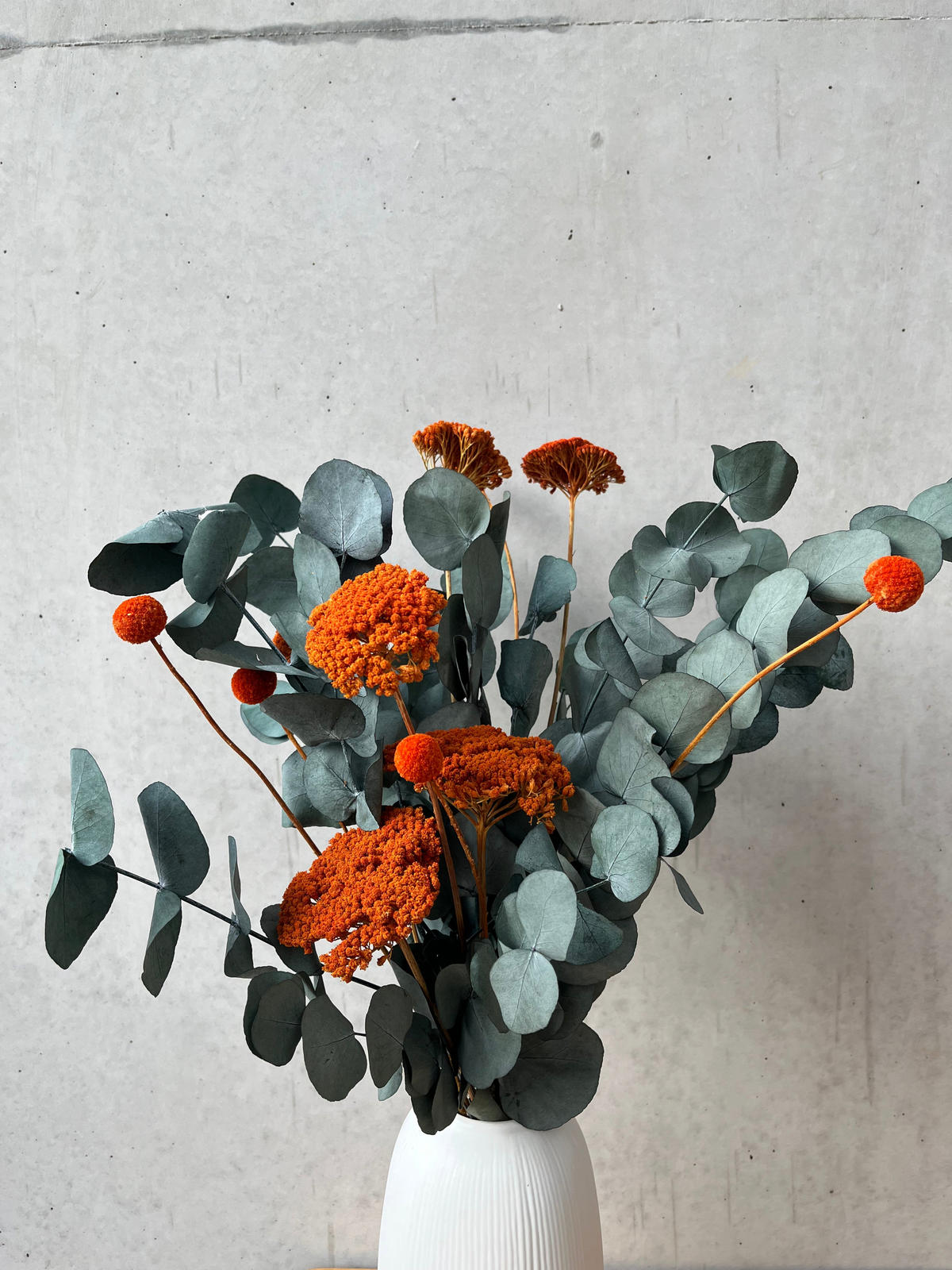 TROCKENBLUMEN Strauß Pop of Color: Eukalyptus orange - Orange, Naturmaterialien (40cm) - Lykke & You