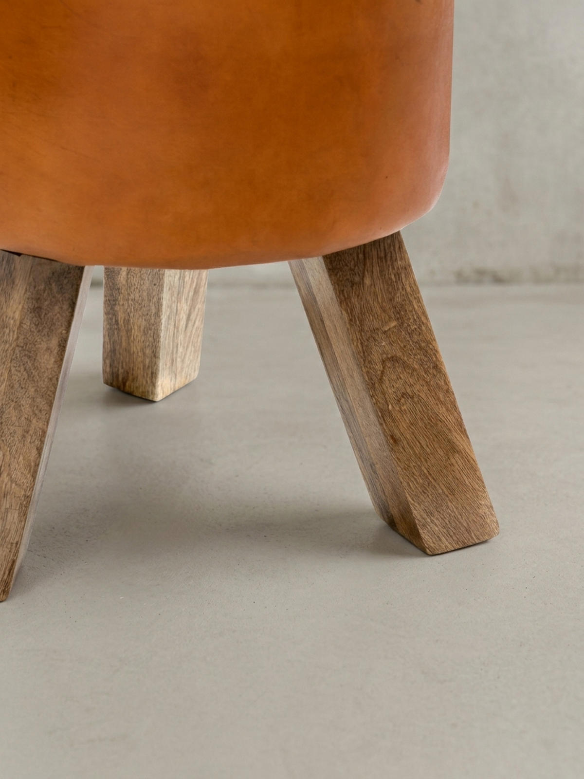 SITZHOCKER – Ziegenleder/Holz, 45 cm, Country-Stil - Braun, Mangoholz/Leder (37/45/37cm) - KADIMA DESIGN