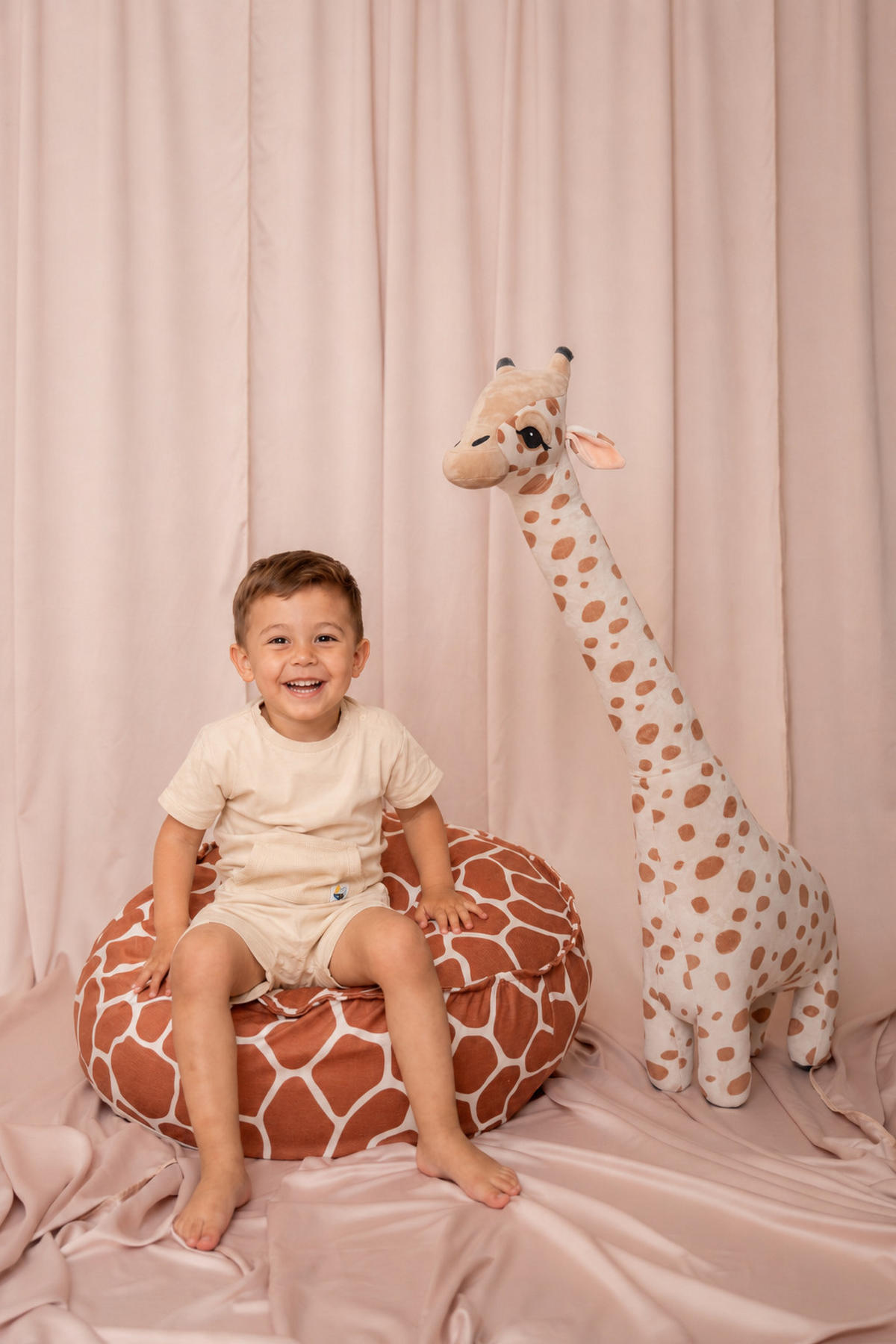 KINDER Sitzpouf Giraffe rund – weicher Hocker fürs Kinderzimmer - Creme/Braun, Textil (65/30/65cm) - Bees & Blooms