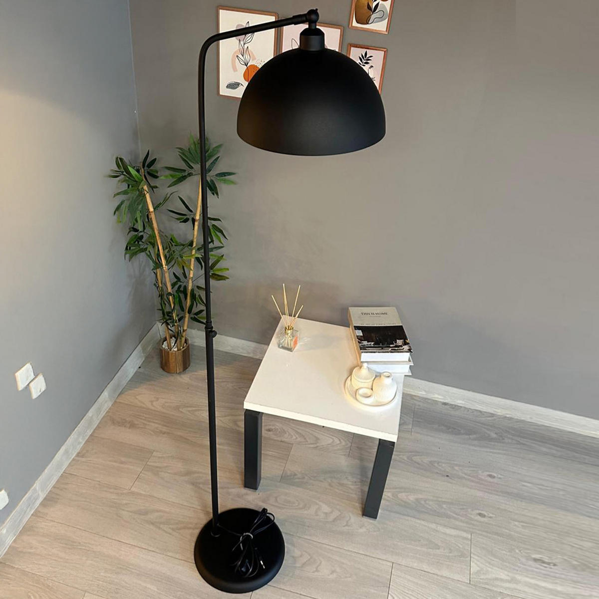 STEHLAMPE Norek aus Metall mit E27, verstellbarer Lampenschirm - Schwarz, Metall (37/37/169cm) - Bamyum