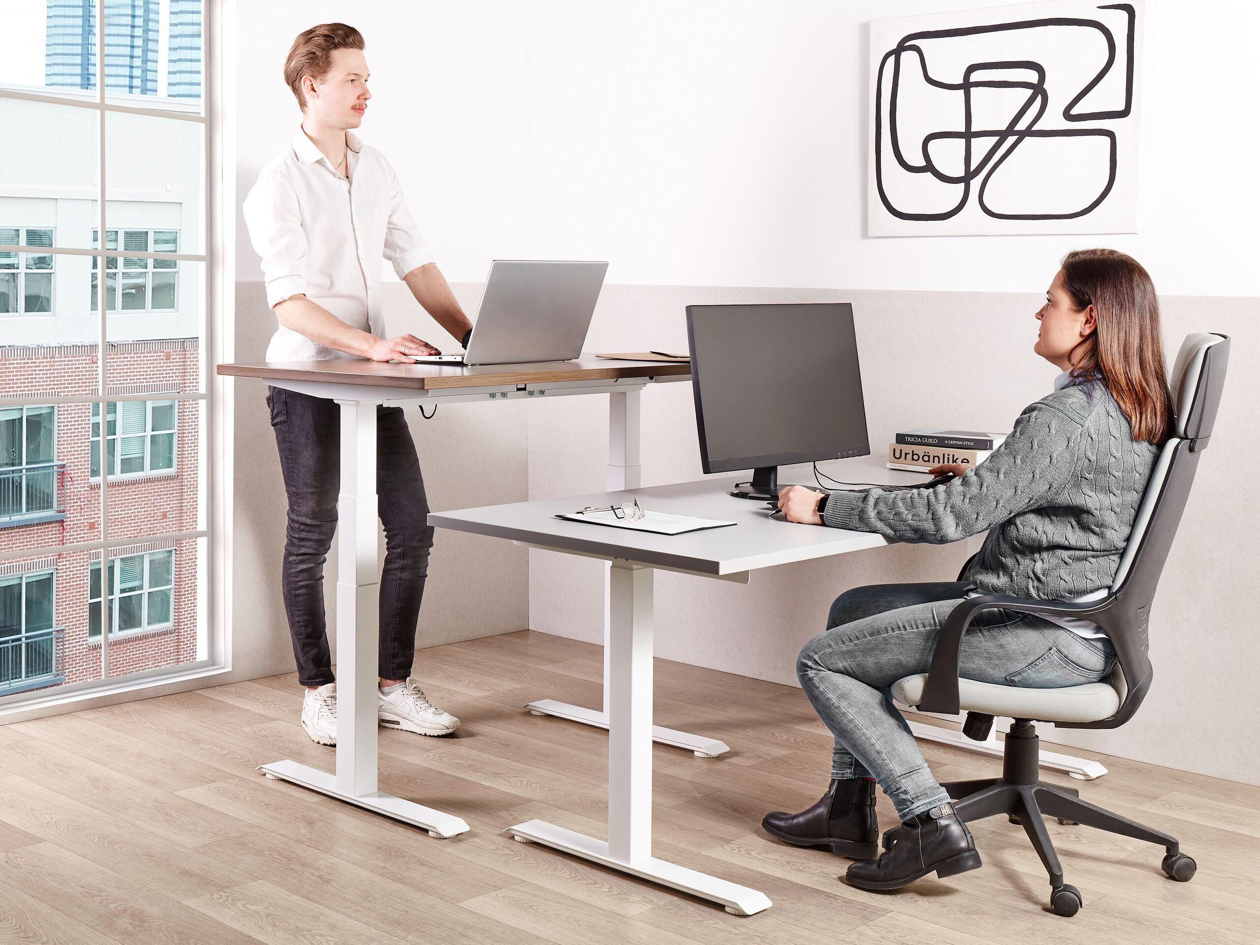 SCHREIBTISCH grauweiß 180/72 cm elektrisch höhenverstellbar Destin III - Weiß/Grau, Holz (72/180/63cm) - Beliani