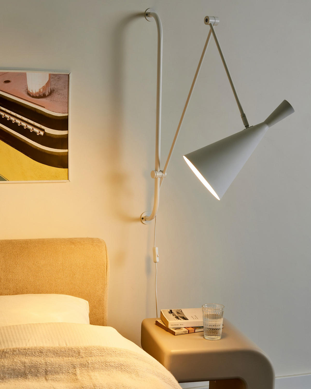 NÁSTĚNNÁ LAMPA Bílá Marisa - bílá, kov (18/83/64cm) - Beliani