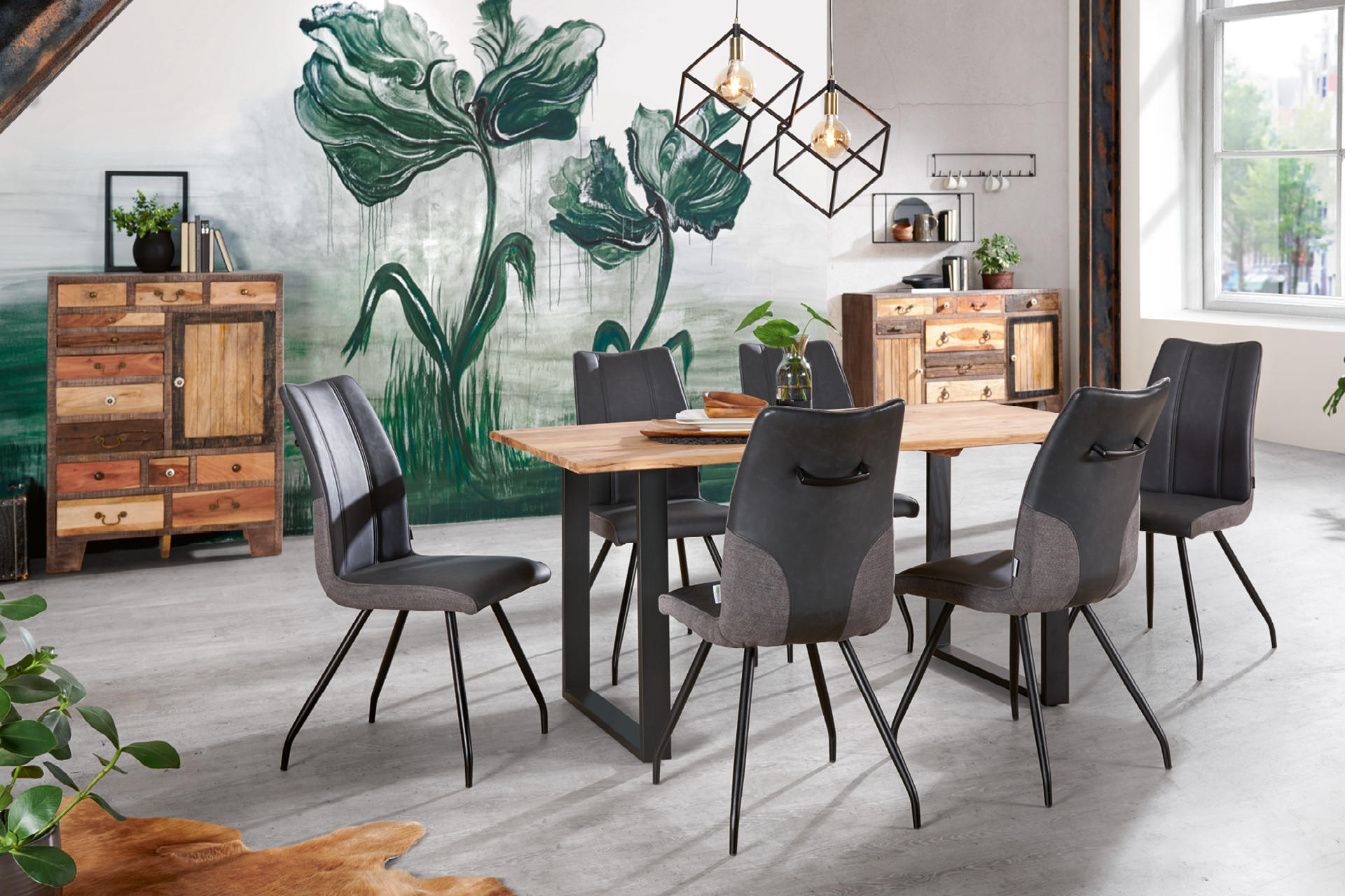 Tmavě šedé židle u dřevěného stolu