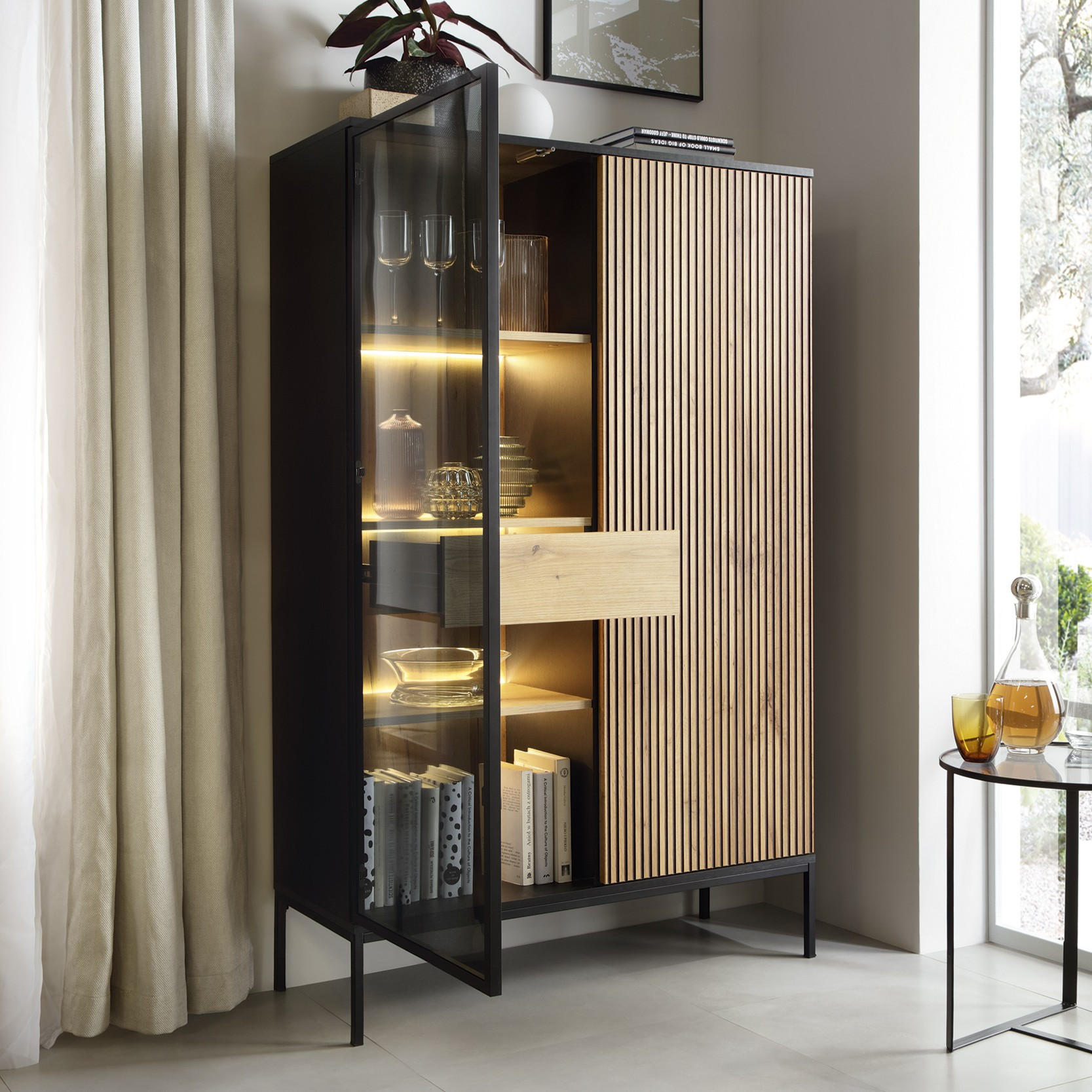 VITRINE in Schwarz, Eiche Wotan - Schwarz, Holzwerkstoff (104/166/39cm) - MASSENO