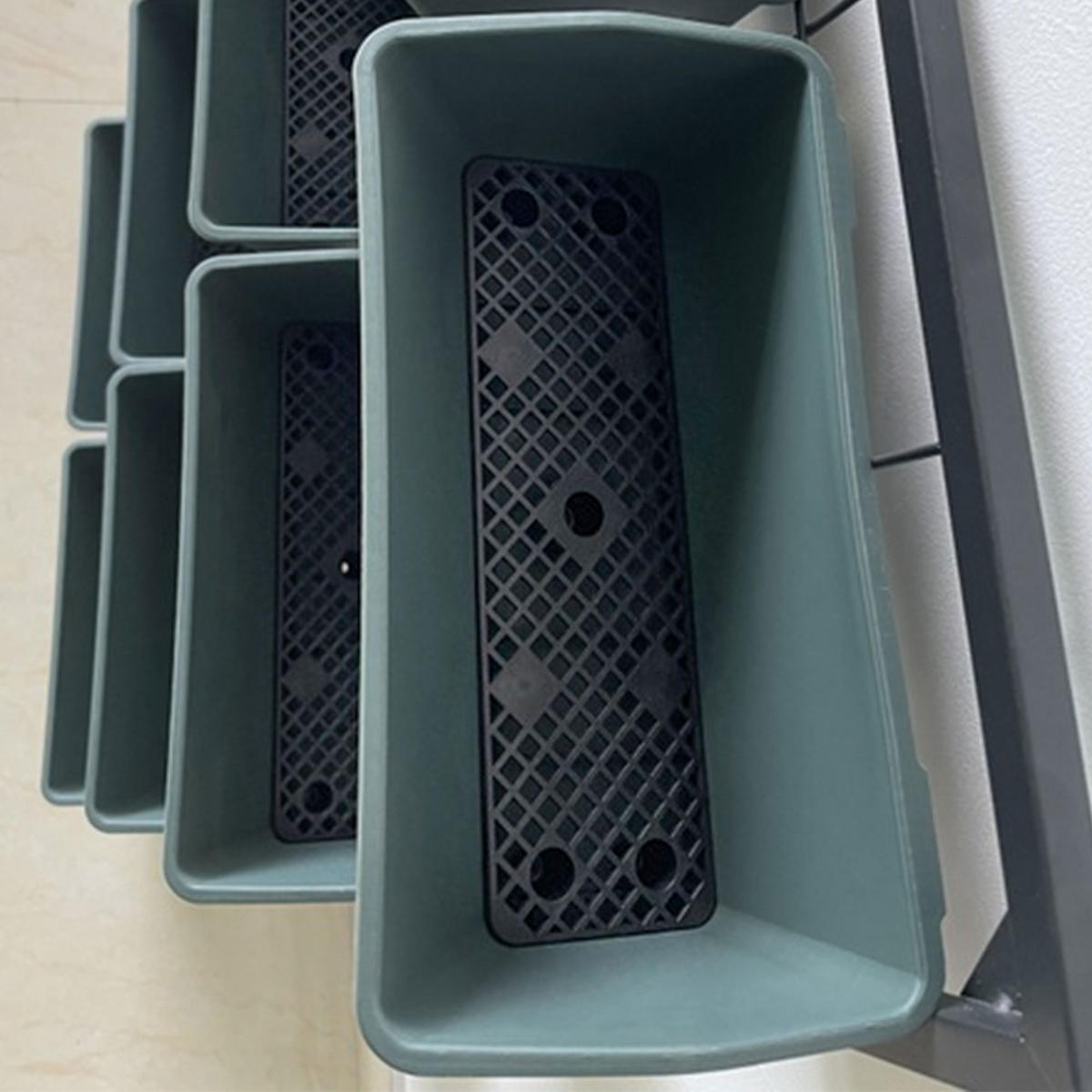 PFLANZENTREPPE, Blumenregal für Garten, Dunkelgrün, 52,5 x 14 x 90 cm - Schwarz, Metall (14/90/52.5cm) - Outsunny