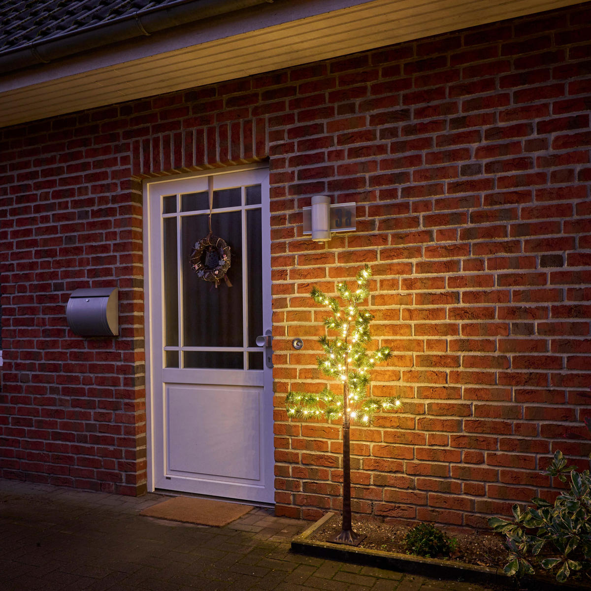 LED-TANNENBAUM - 150 cm hoch mit 240 warmweißen LEDs und Timer-Funktion für stimmungsvolle Winterdeko - Braun, Kunststoff (17/17/150cm) - Northpoint