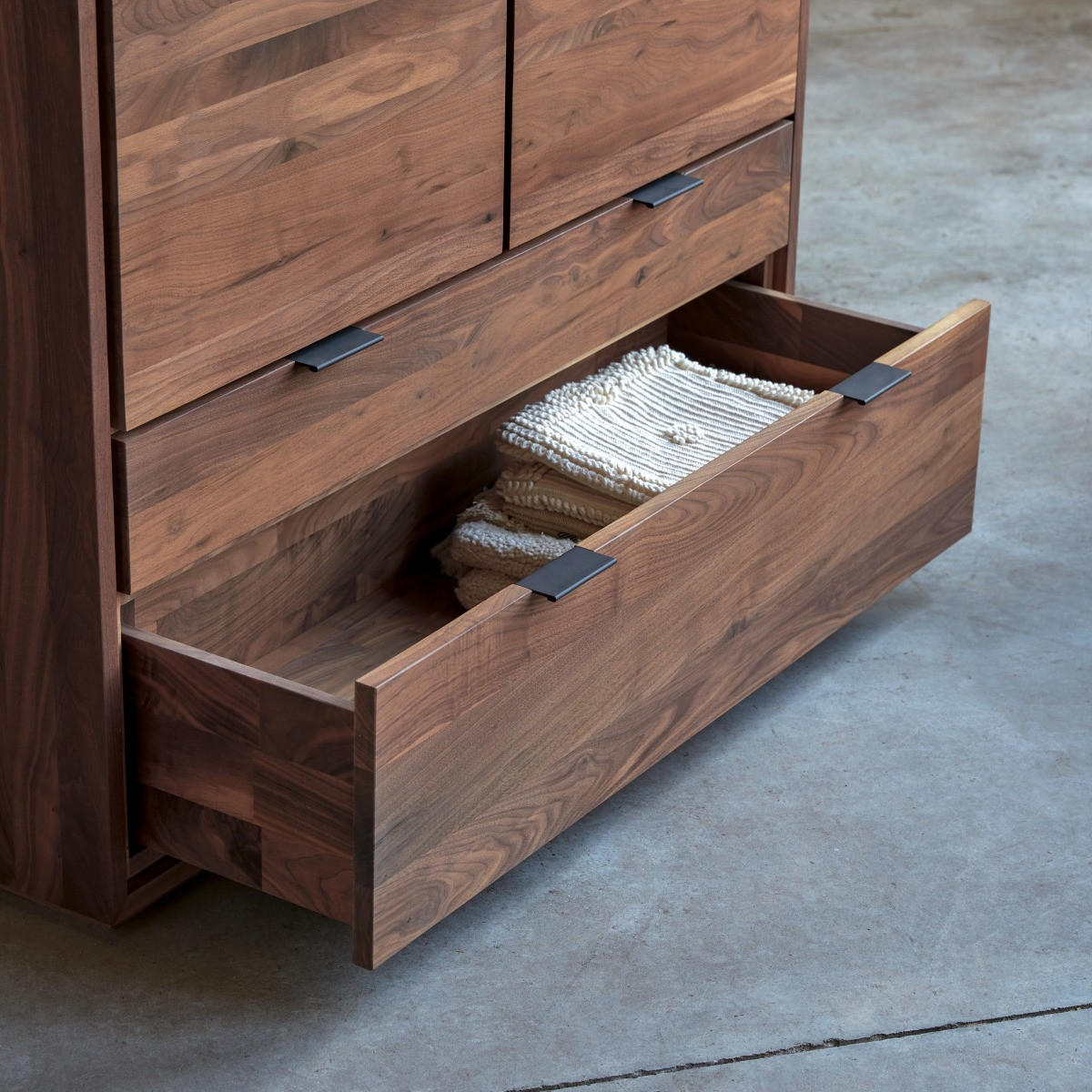 SCHRANK Senson Braun aus Walnuss - Braun, Holz (110/128/43cm) - Tikamoon
