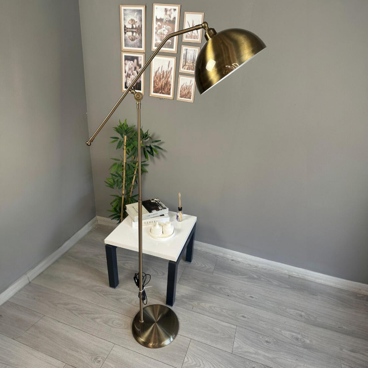STEHLAMPE Helvik aus Metall mit E27, verstellbarer Lampenschirm - Messingfarben, Metall (37/37/170cm) - Bamyum