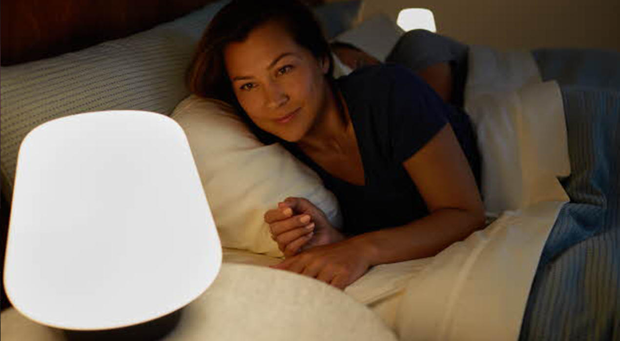 PHILIPS Hue Sprachsteuerung Frau im Bett