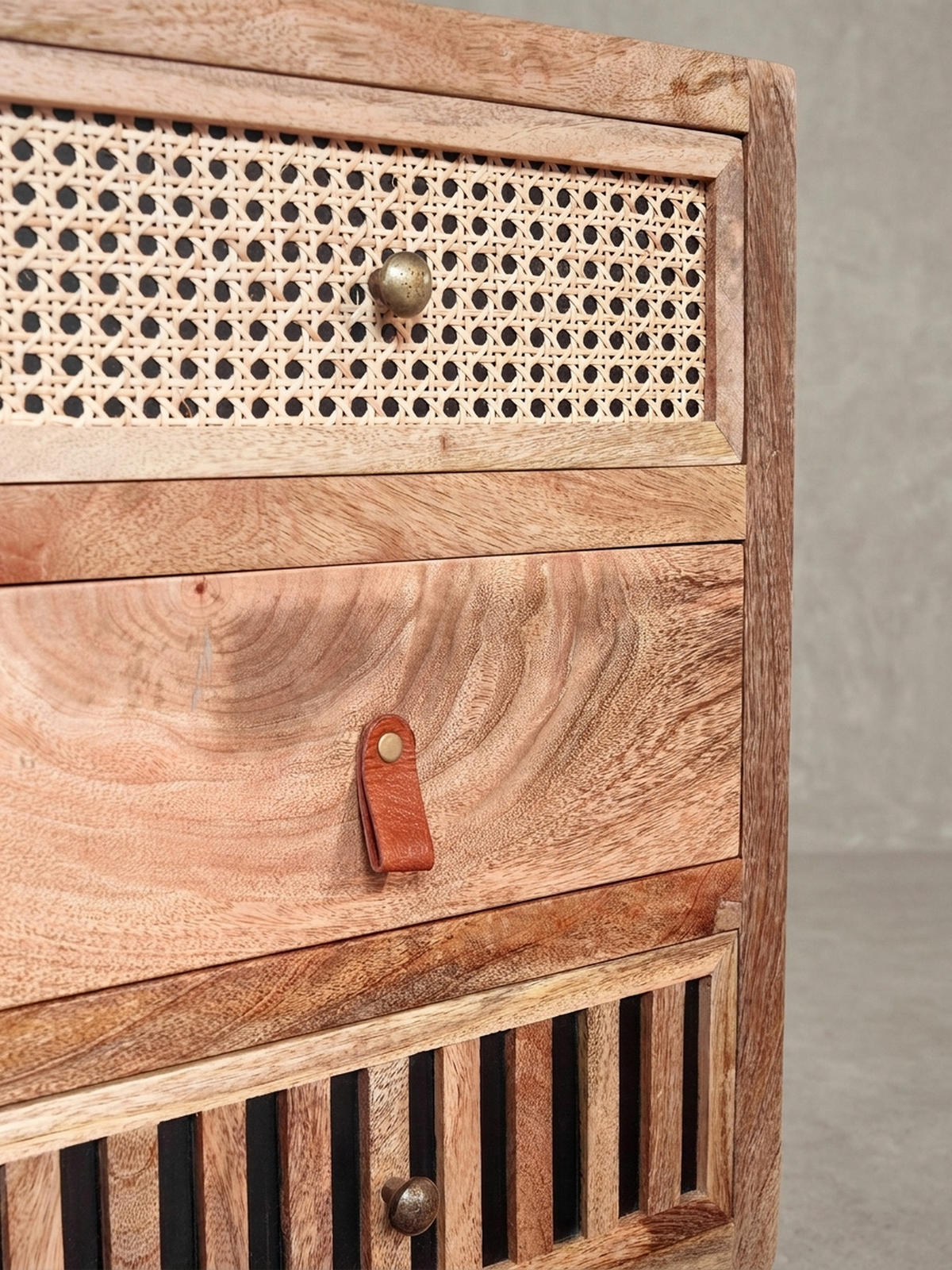 NACHTTISCH – Mango Massivholz/Rattan, 3 Schubladen, für Boxspringbett - Goldfarben/Braun, Holz/Metall (40/60/30cm) - KADIMA DESIGN