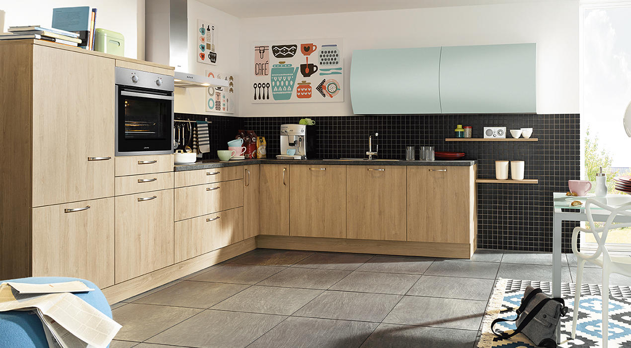 Kompakte Küchenform L-Form mit grauen Fronten, Holzdetails und integrierten Geräten