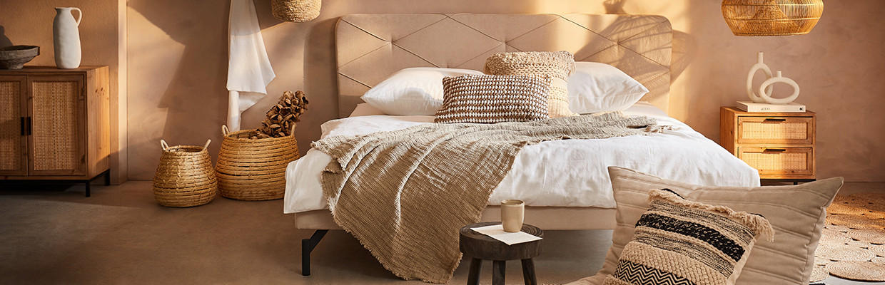 Sommerlich dekoriertes Schlafzimmer im Boho Stil