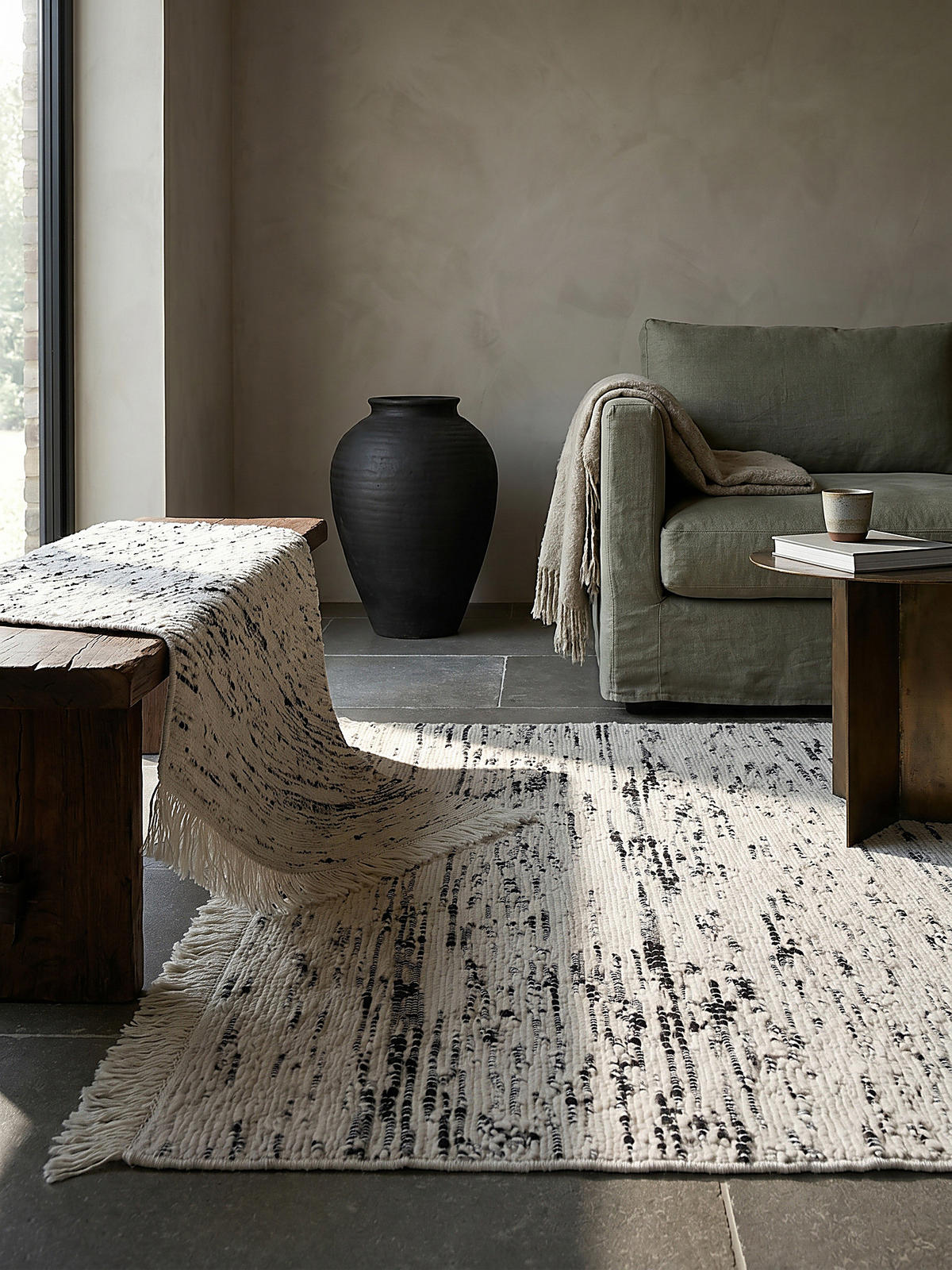 TEPPICH aus Wolle handgewebt mit Fransen TIREE in Schwarz, gestreift, 140 x 200 cm - Schwarz, Textil (200/140cm) - KADIMA DESIGN