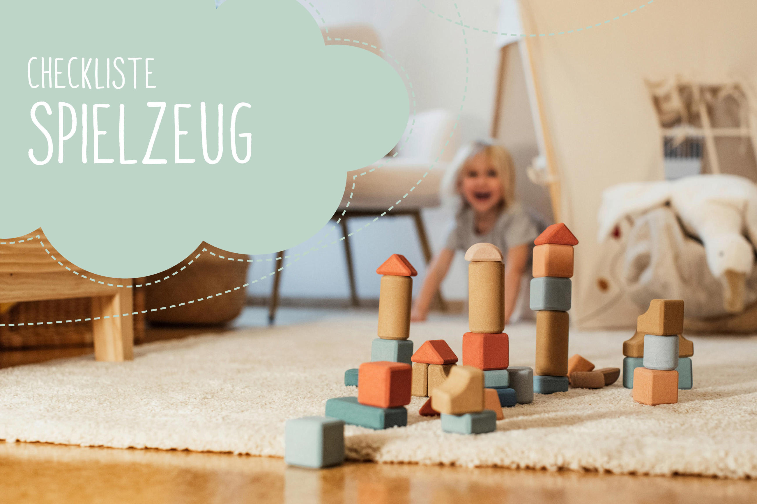 Ein Kind krabbelt im Hintergrund auf einem Teppich, während im Vordergrund bunte Holzbausteine liegen; links im Bild steht der Text „CHECKLISTE SPIELZEUG“