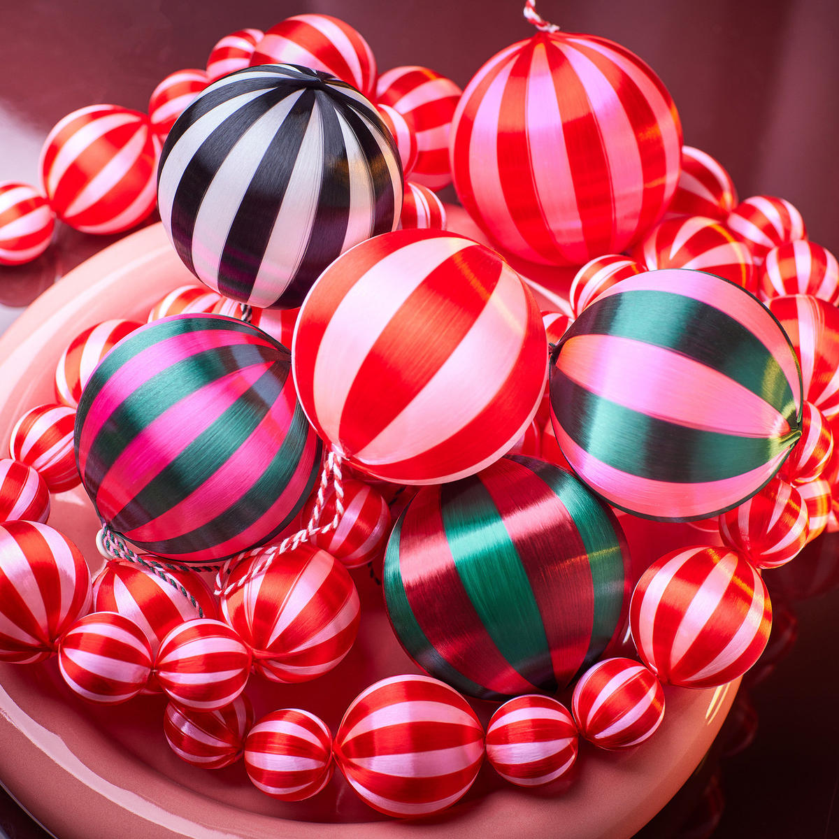 WEIHNACHTSBAUMKUGEL Hang On mit Faden - Rot, Kunststoff (7/8/7cm) - Butlers