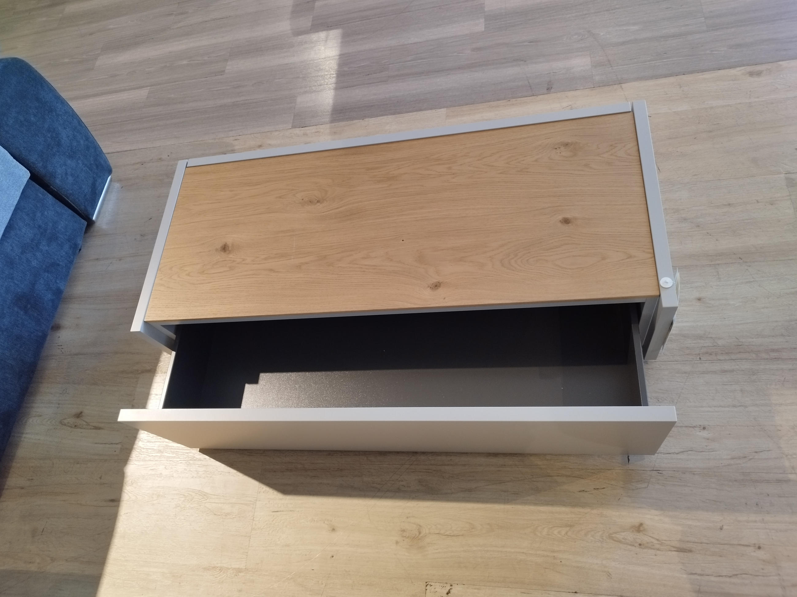 KLUBSKA MIZA FENA DIM: 111X29X48 CM