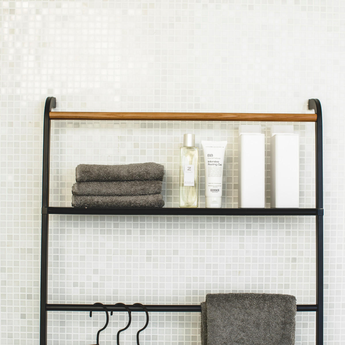 SCHRÄGER Leiterständer mit Regal aus Metall 66/30/160 cm - Schwarz, Metall (30/160/26cm) - Yamazaki